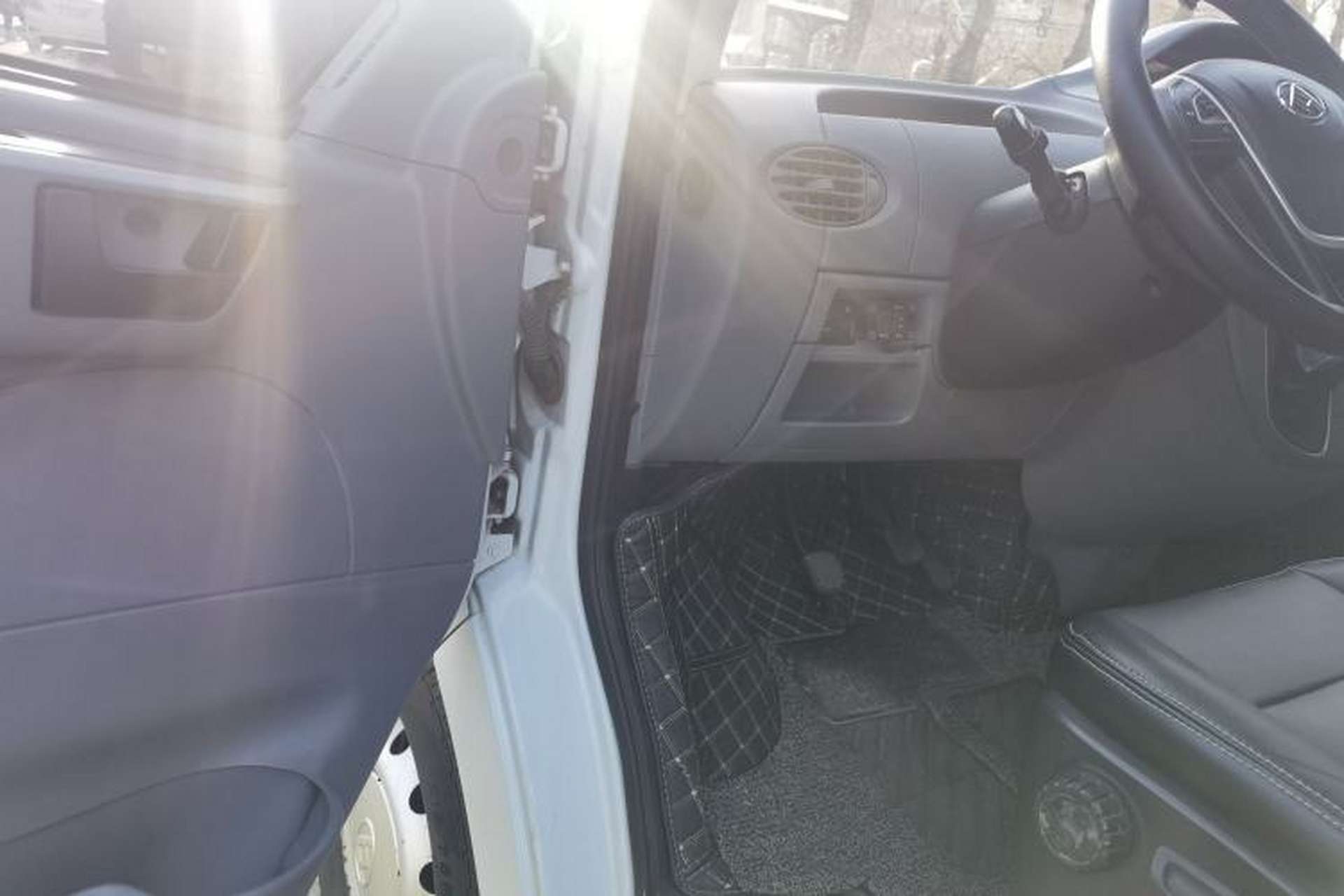 Used SAIC MAXUS Xintu V80 2019 2.5T Classic Edition 6-Speed Manual – Aoyuntong Short Wheelbase Mid-Height Design 5/6 Seats Driver Seat