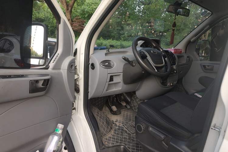 Used SAIC MAXUS Xintu V80 2019 2.5T Classic Edition 6-Speed Manual – Aoyuntong Modified Version Short Wheelbase Mid-Height Roof 5/6 Seats Driver Seat