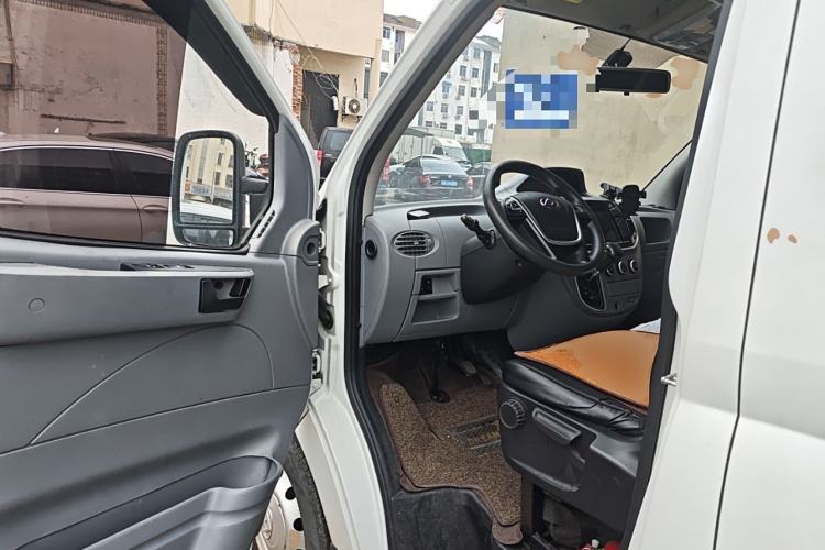 Used SAIC MAXUS Xintu V80 2019 2.5T Classic Model AMT Aoyuntong Long Wheelbase Mid-Roof 7-Seater Driver Seat