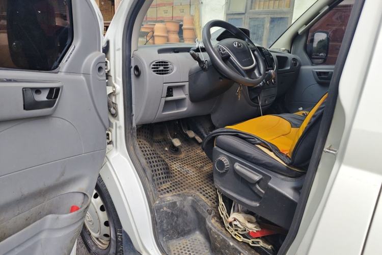 Used SAIC MAXUS Xintu V80 2019 2.5T Classic Model 6-Speed Manual Aotong Long Wheelbase Mid-Height 7-Seater Driver Seat