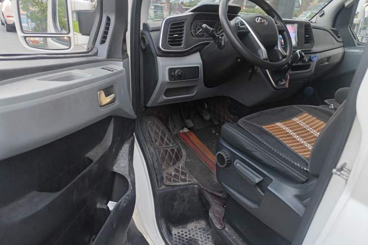 Used SAIC MAXUS Xintu V80 2019 2.0T Plus 6-Speed Manual – Aoyuntong Long Wheelbase High-Roof 7-Seater Driver Seat