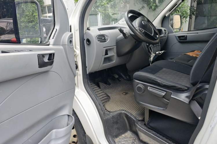 Used SAIC MAXUS Xintu V80 2019 2.5T Classic AMT Van Short Wheelbase Mid-Roof 6-Seater Driver Seat