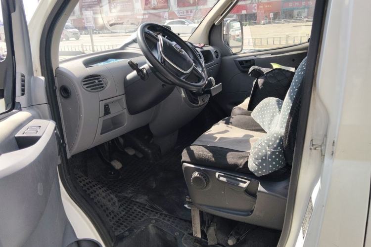 Used SAIC MAXUS Xintu V80 2019 2.5T Classic Model 6-Speed Manual – Aoyuntong Short Wheelbase Ultra-Low Roof 5/6 Seats Driver Seat