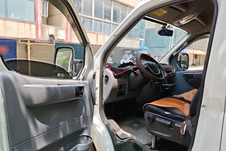 Used SAIC MAXUS Xintu V80 2019 2.5T Classic Model 6-Speed Manual Aotong Long Wheelbase Mid-Height 7-Seater Driver Seat