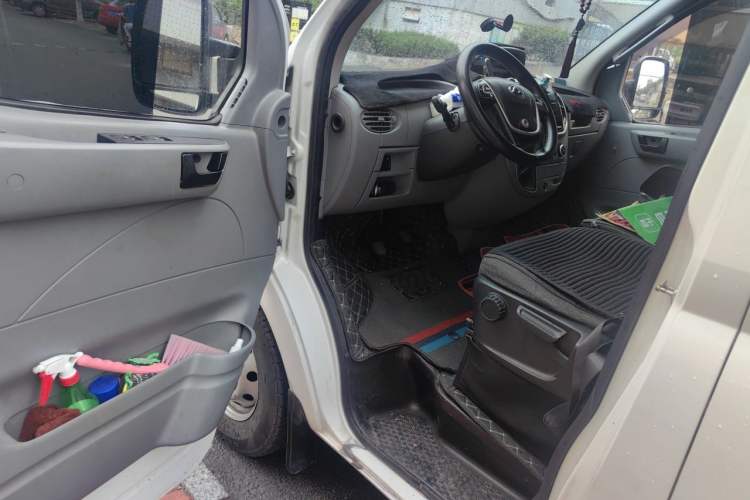 Used SAIC MAXUS Xintu V80 2019 2.5T Classic Version 6-Speed Manual – Aoyuntong Modified Long Wheelbase Mid-Height 7-Seater Driver Seat