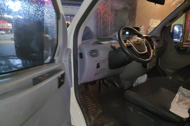 Used SAIC MAXUS Xintu V80 2019 2.5T Classic AMT Van Short Wheelbase Mid-Roof 6-Seater Driver Seat