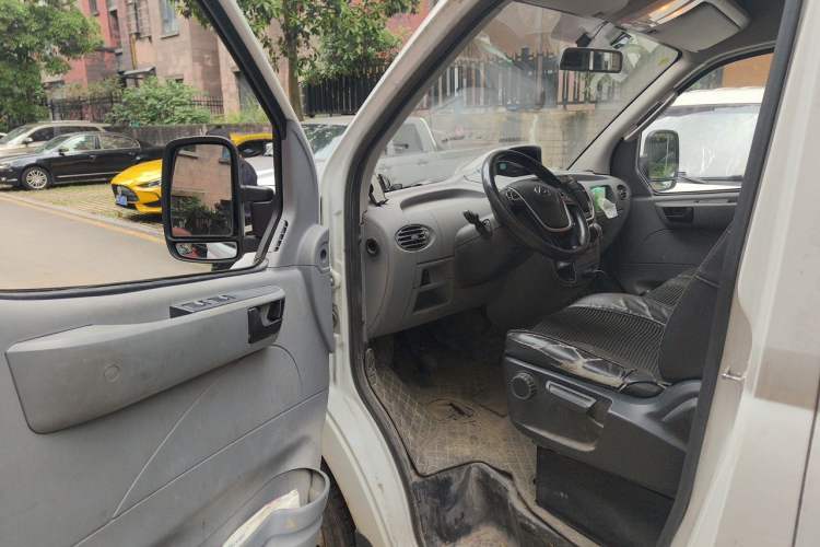 Used SAIC MAXUS Xintu V80 2019 2.5T Classic Edition 6-Speed Manual – Aoyuntong Short Wheelbase Mid-Height Design 5/6 Seats Driver Seat
