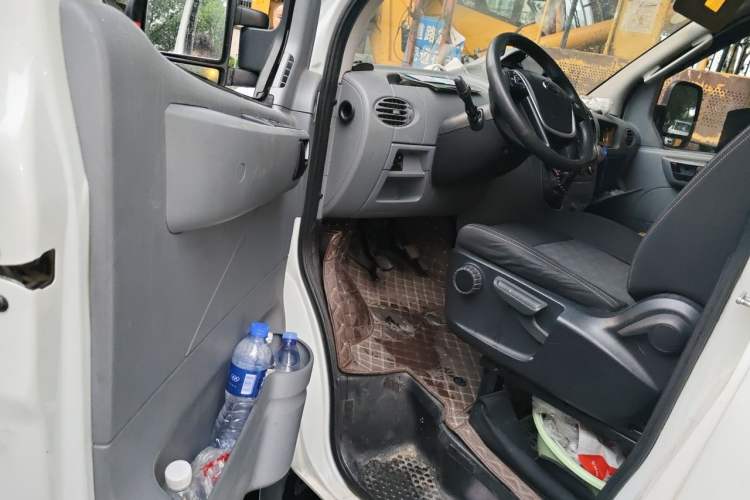 Used SAIC MAXUS Xintu V80 2019 2.5T Classic Model 6-Speed Manual Aotong Long Wheelbase Mid-Height 7-Seater Driver Seat