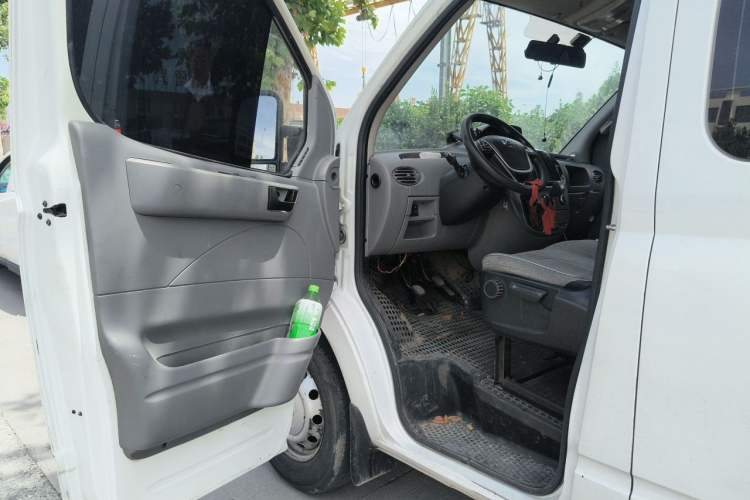 Used SAIC MAXUS Xintu V80 2019 2.5T Classic Version 6-Speed Manual Extended Wheelbase Mid-Roof Design 9-Seater Driver Seat