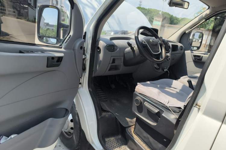 Used SAIC MAXUS Xintu V80 2019 2.5T Classic Version 6-Speed Manual – Aoyuntong Modified Long Wheelbase Mid-Height 7-Seater Driver Seat