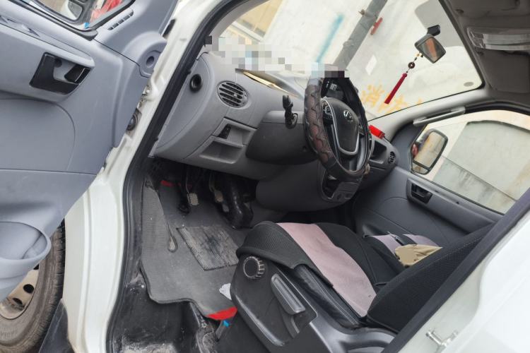 Used SAIC MAXUS Xintu V80 2019 2.5T Classic Edition 6-Speed Manual – Aoyuntong Modified Version Short Wheelbase Mid-Height Roof 5/6 Seats Driver Seat