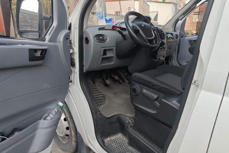 Used SAIC MAXUS Xintu V80 2019 2.5T Classic Model 6-Speed Manual – Aoyuntong Short Wheelbase Ultra-Low Roof 5/6 Seats Driver Seat