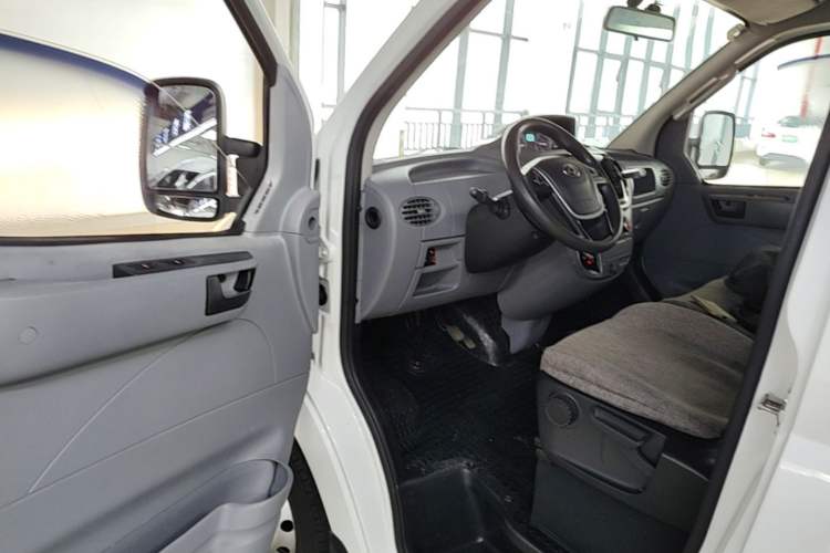 Used SAIC MAXUS Xintu V80 2019 2.5T Classic AMT Aoyuntong Short Wheelbase Mid-Roof 5/6-Seater Driver Seat