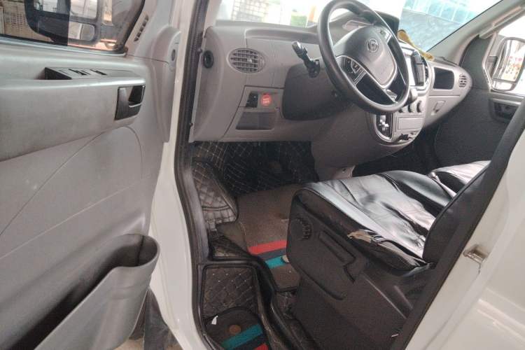 Used SAIC MAXUS Xintu V80 2019 2.5T Classic Model AMT Aoyuntong Long Wheelbase Mid-Roof 7-Seater Driver Seat