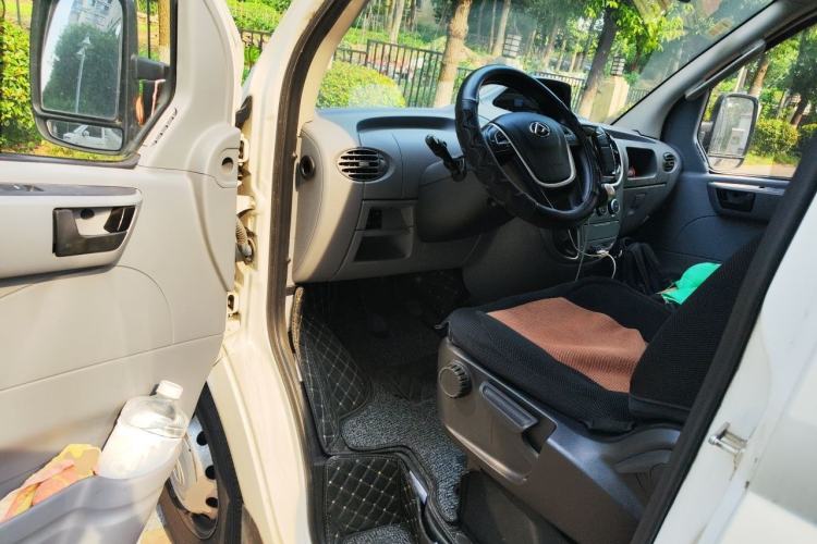 Used SAIC MAXUS Xintu V80 2019 2.5T Classic Model 6-Speed Manual Aotong Long Wheelbase Mid-Height 7-Seater Driver Seat
