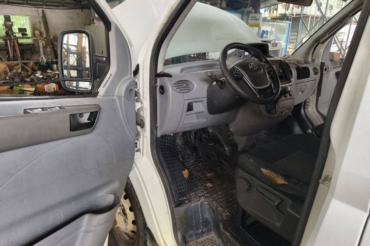 Used SAIC MAXUS Xintu V80 2019 2.5T Classic Edition 6-Speed Manual – Aoyuntong Modified Version Short Wheelbase Mid-Height Roof 5/6 Seats Driver Seat