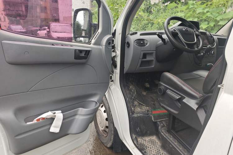 Used SAIC MAXUS Xintu V80 2019 2.5T Classic 6-Speed Manual Van Short Wheelbase Mid-Roof 6-Seater Driver Seat