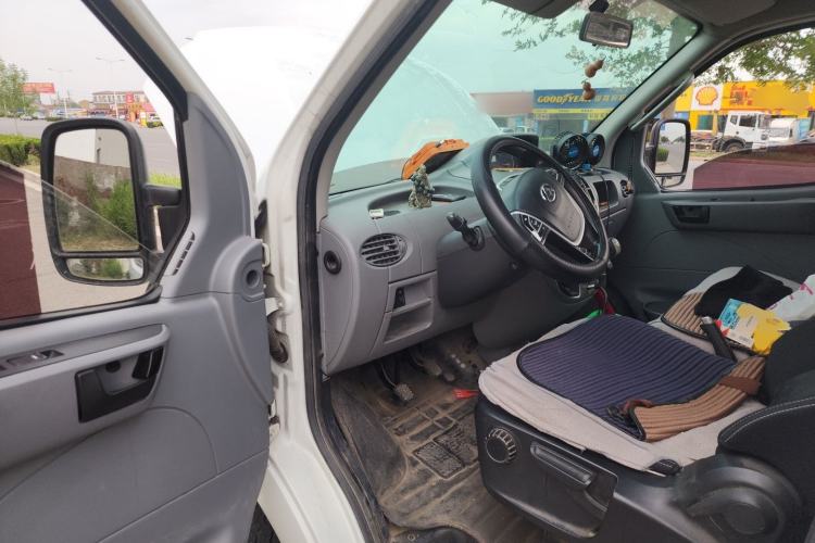 Used SAIC MAXUS Xintu V80 2019 2.5T Classic Model 6-Speed Manual Aotong Long Wheelbase Mid-Height 7-Seater Driver Seat