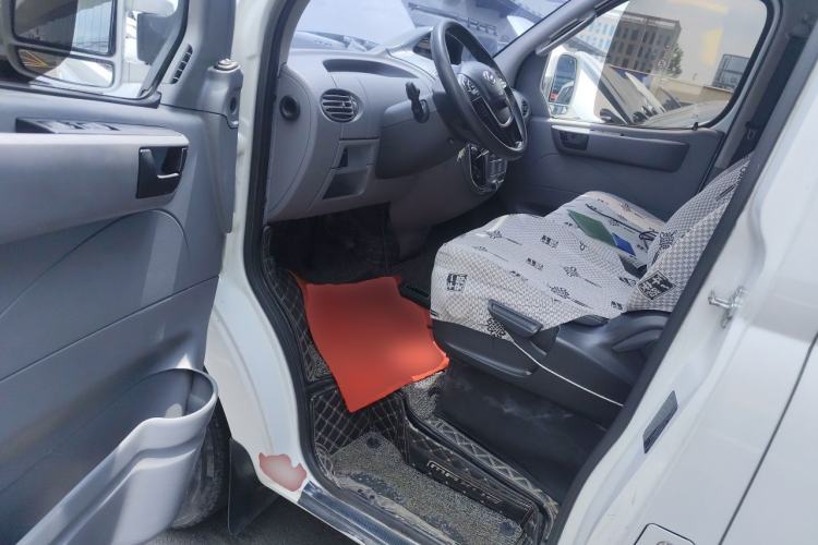 Used SAIC MAXUS Xintu V80 2019 2.0T Plus AMT Aoyuntong Short Wheelbase Mid-Roof 5/6-Seater Driver Seat