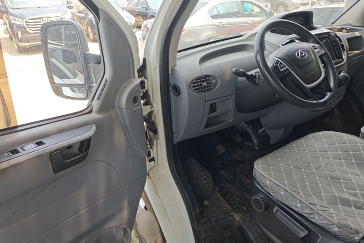 Used SAIC MAXUS Xintu V80 2019 2.5T Classic Model 6-Speed Manual Aotong Long Wheelbase Mid-Height 7-Seater Driver Seat
