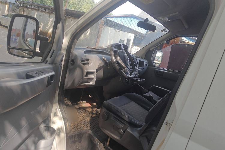 Used SAIC MAXUS Xintu V80 2019 2.5T Classic Model AMT Aoyuntong Long Wheelbase Mid-Roof 7-Seater Driver Seat