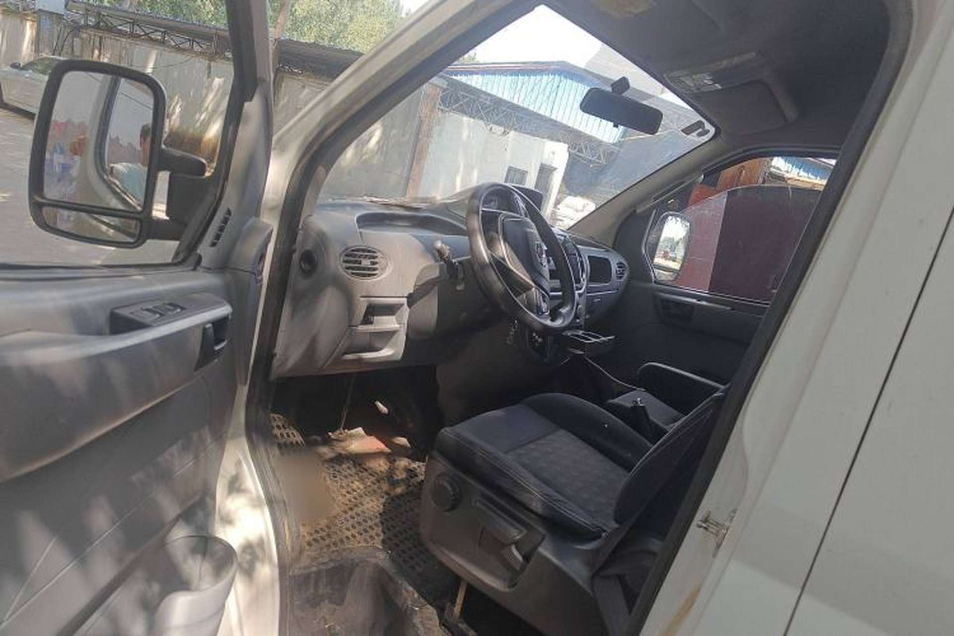 Used SAIC MAXUS Xintu V80 2019 2.5T Classic Model AMT Aoyuntong Long Wheelbase Mid-Roof 7-Seater Driver Seat
