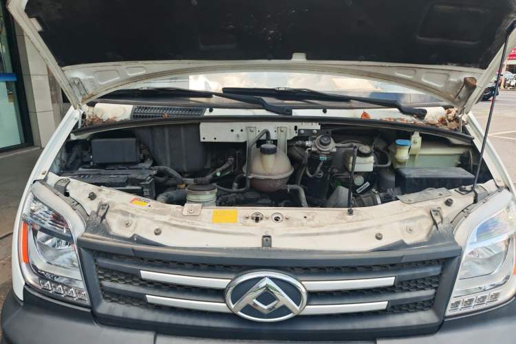 Used SAIC MAXUS Xintu V80 2019 2.5T Classic Edition 6-Speed Manual – Aoyuntong Short Wheelbase Mid-Height Design 5/6 Seats Engine Bay
