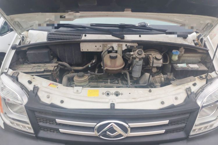 Used SAIC MAXUS Xintu V80 2019 2.5T Classic Model 6-Speed Manual Aotong Long Wheelbase Mid-Height 7-Seater Engine Bay