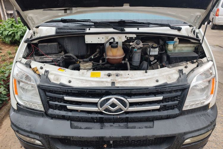 Used SAIC MAXUS Xintu V80 2019 2.5T Classic Model 6-Speed Manual – Aoyuntong Modified Version Short Wheelbase Ultra-Low Roof 5/6 Seats Engine Bay