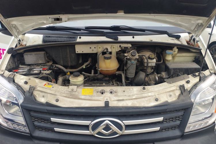Used SAIC MAXUS Xintu V80 2019 2.5T Classic Version 6-Speed Manual – Aoyuntong Modified Long Wheelbase Mid-Height 7-Seater Engine Bay