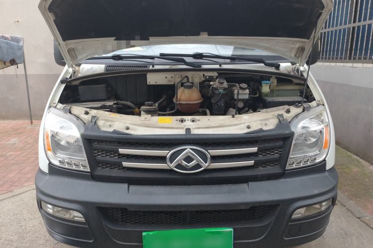 Used SAIC MAXUS Xintu V80 2019 2.5T Classic Model 6-Speed Manual Aotong Long Wheelbase Mid-Height 7-Seater Engine Bay