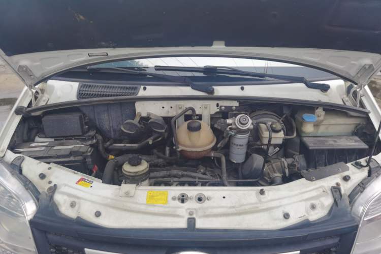 Used SAIC MAXUS Xintu V80 2019 2.5T Classic Version 6-Speed Manual – Aoyuntong Modified Long Wheelbase Mid-Height 7-Seater Engine Bay