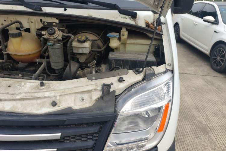 Used SAIC MAXUS Xintu V80 2019 2.5T Classic Version 6-Speed Manual – Aoyuntong Modified Long Wheelbase Mid-Height 7-Seater Engine Bay Left