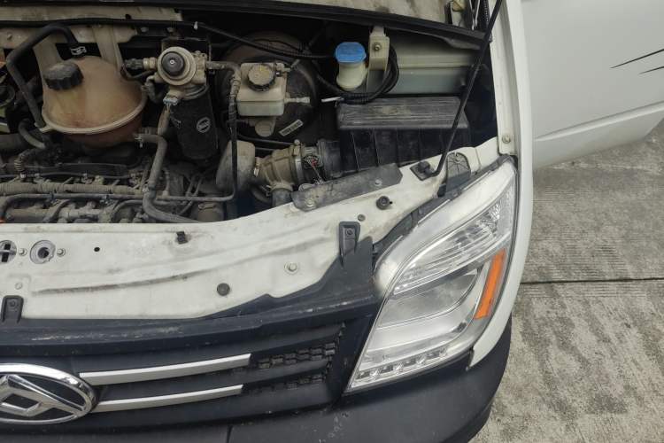 Used SAIC MAXUS Xintu V80 2019 2.5T Classic Model AMT Aoyuntong Long Wheelbase High-Roof 7-Seater Engine Bay Left