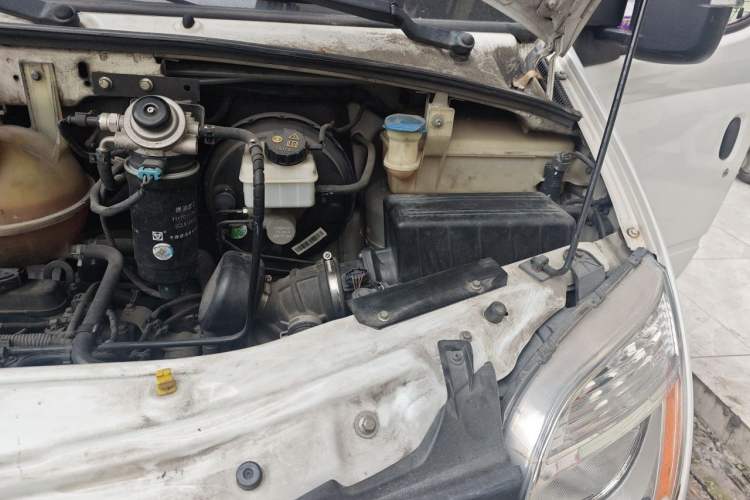Used SAIC MAXUS Xintu V80 2019 2.5T Classic Model 6-Speed Manual Aotong Long Wheelbase Mid-Height 7-Seater Engine Bay Left