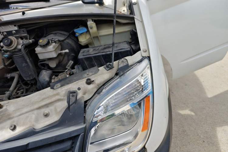 Used SAIC MAXUS Xintu V80 2019 2.5T Classic AMT Van Short Wheelbase Mid-Roof 6-Seater Engine Bay Left