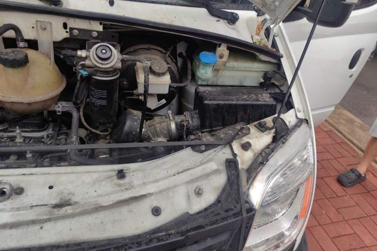 Used SAIC MAXUS Xintu V80 2019 2.5T Classic Version 6-Speed Manual – Aoyuntong Modified Long Wheelbase Mid-Height 7-Seater Engine Bay Left
