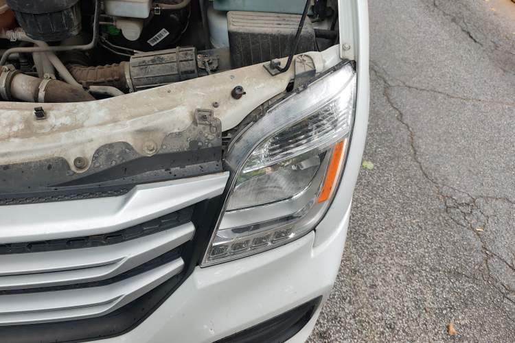 Used SAIC MAXUS Xintu V80 2019 2.0T Plus 6-Speed Manual – Aoyuntong Short Wheelbase Mid-Roof Design 5/6-Seater Engine Bay Left