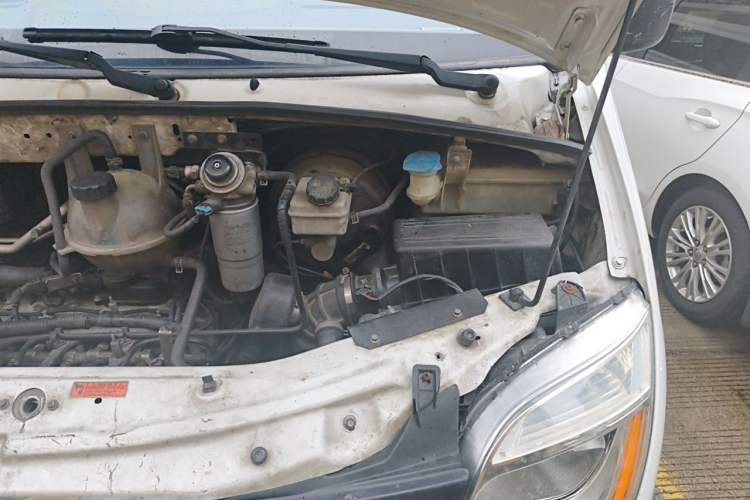Used SAIC MAXUS Xintu V80 2019 2.5T Classic Version 6-Speed Manual – Aoyuntong Modified Long Wheelbase Mid-Height 7-Seater Engine Bay Left