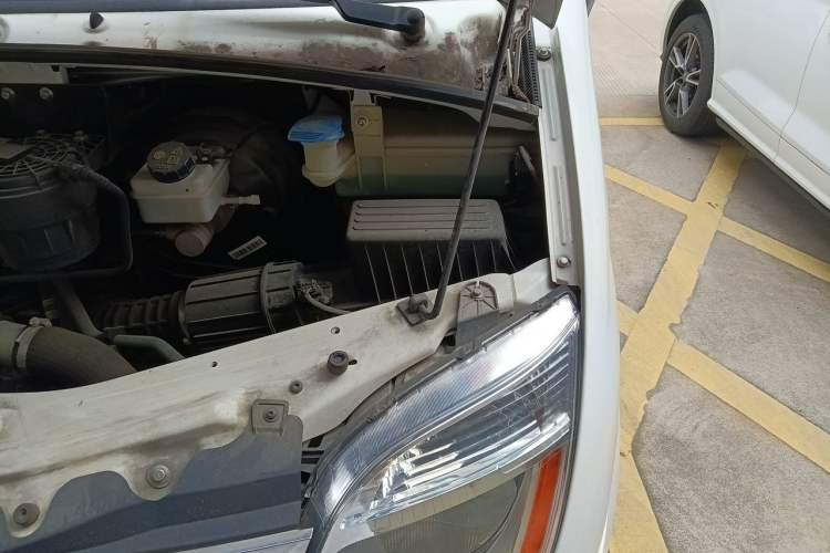 Used SAIC MAXUS Xintu V80 2019 2.0T Plus AMT Aoyuntong Short Wheelbase Ultra-Low Roof 5/6-Seater Engine Bay Left