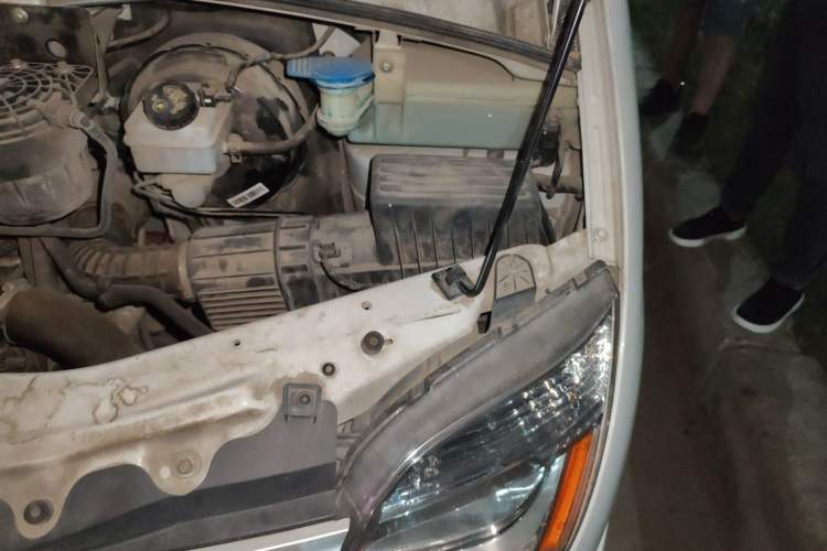 Used SAIC MAXUS Xintu V80 2019 2.0T Plus 6-speed Manual – Aotong Long Wheelbase Mid-Height 7-Seater Engine Bay Left
