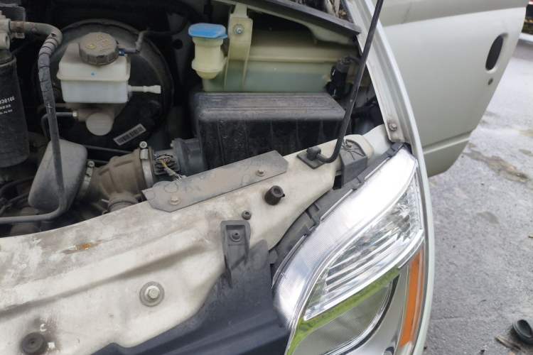 Used SAIC MAXUS Xintu V80  Engine Bay Left