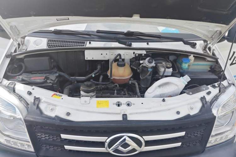 Used SAIC MAXUS Xintu V80 2019 2.5T Classic Edition 6-Speed Manual – Aoyuntong Short Wheelbase Mid-Height Design 5/6 Seats Engine Bay