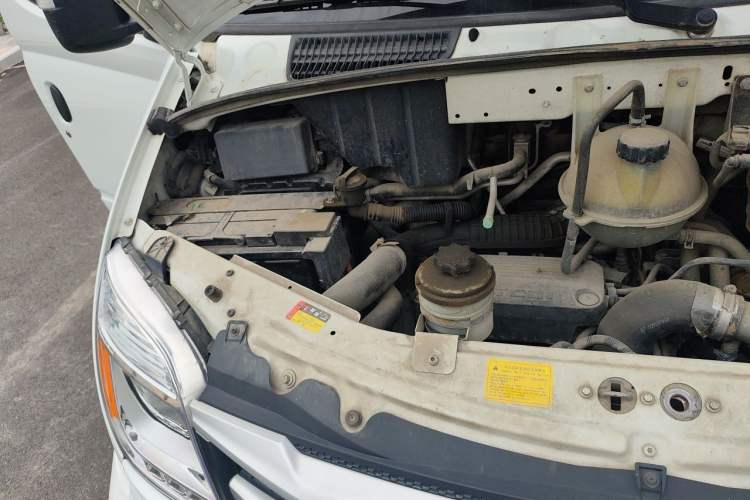 Used SAIC MAXUS Xintu V80 2019 2.0T Plus 6-speed Manual – Aotong Long Wheelbase Mid-Height 7-Seater Engine Bay Right