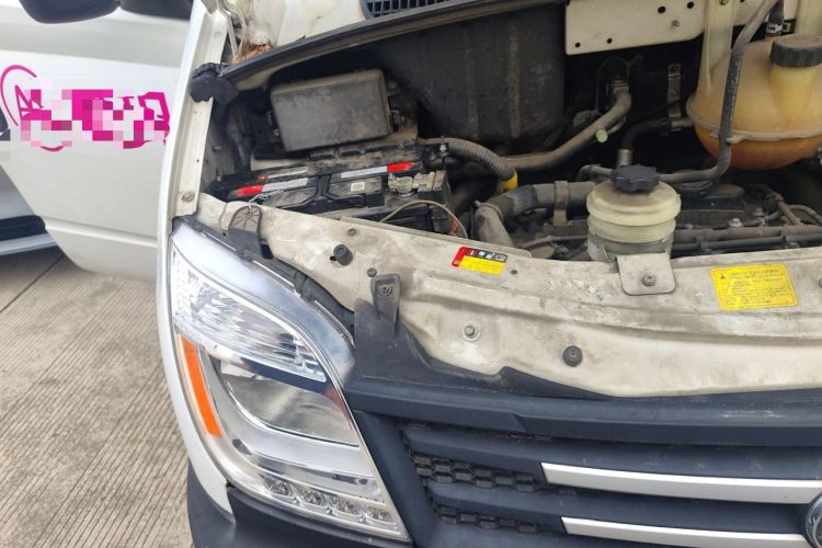 Used SAIC MAXUS Xintu V80 2019 2.5T Classic Version 6-Speed Manual – Aoyuntong Modified Long Wheelbase Mid-Height 7-Seater Engine Bay Right