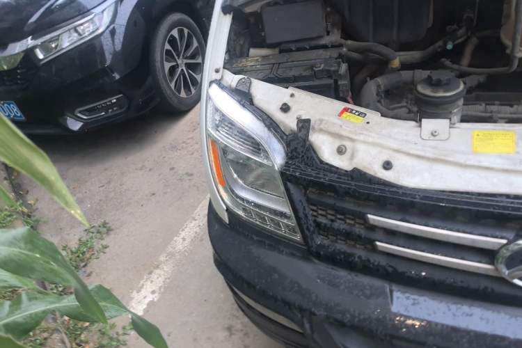 Used SAIC MAXUS Xintu V80 2019 2.5T Classic Model 6-Speed Manual Aotong Long Wheelbase Mid-Height 7-Seater Engine Bay Right