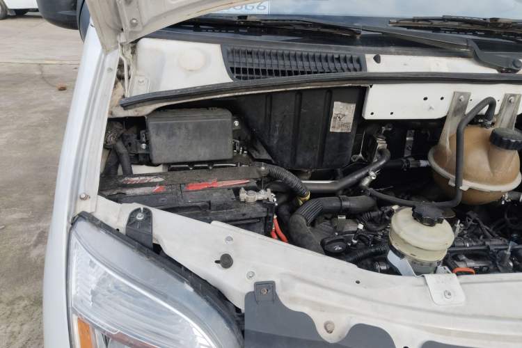 Used SAIC MAXUS Xintu V80  Engine Bay Right