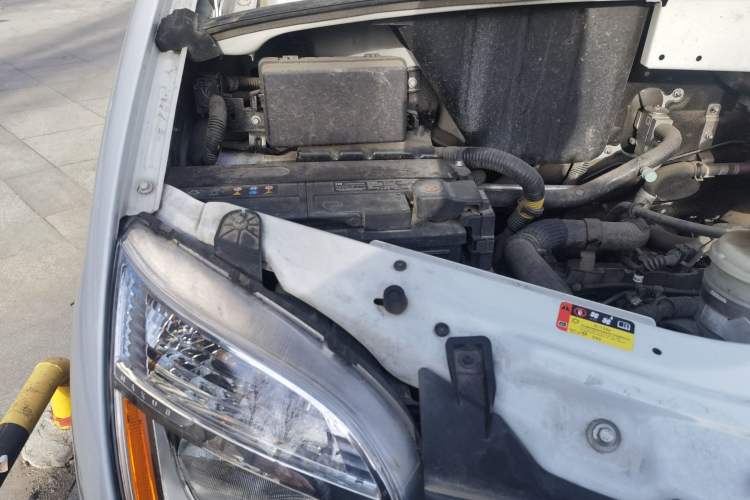 Used SAIC MAXUS Xintu V80 2019 2.5T Classic Edition 6-Speed Manual – Aoyuntong Short Wheelbase Mid-Height Design 5/6 Seats Engine Bay Right