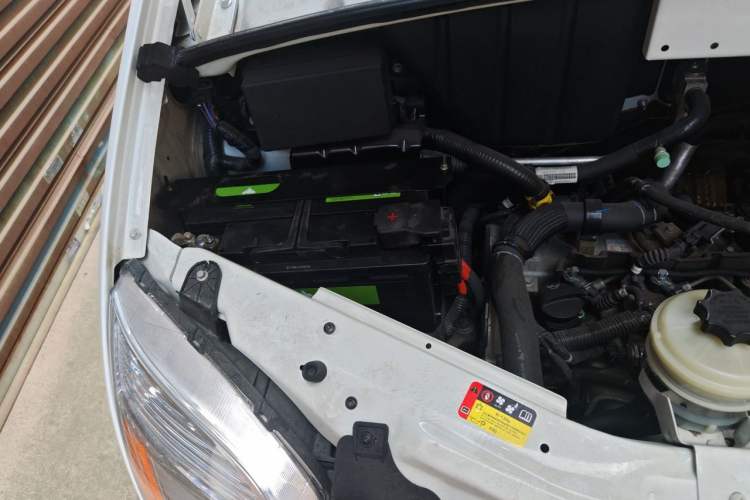 Used SAIC MAXUS Xintu V80 2019 2.5T Classic Model AMT Aoyuntong Short Wheelbase Ultra-Low Roof 5/6-Seater Engine Bay Right