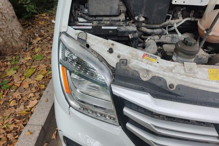 Used SAIC MAXUS Xintu V80 2019 2.0T Plus 6-Speed Manual – Aoyuntong Short Wheelbase Mid-Roof Design 5/6-Seater Engine Bay Right